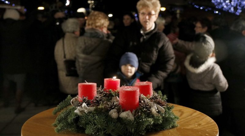 Meggyújtották az első gyertyát az adventi koszorún. Fotó: Molnár Gyula/Paksi Hírnök