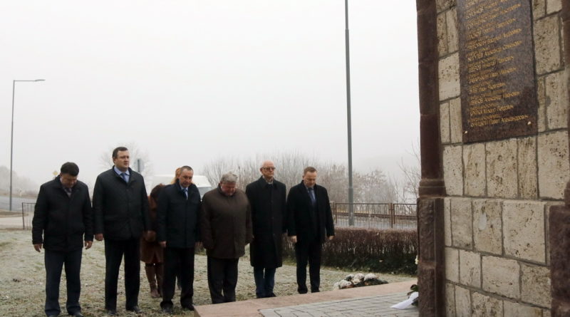A novovoronyezsi delegáció a szovjet hősi emlékművet is megkoszorúzta. Fotó: Molnár Gyula/Paksi Hírnök