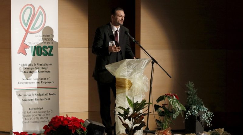 Dr. Kovács Antal a VOSZ megyei szervezetének gáláján vette át a Tolna megyei Príma Díjat. Fotó: Molnár Gyula/ Paksi Hírnök