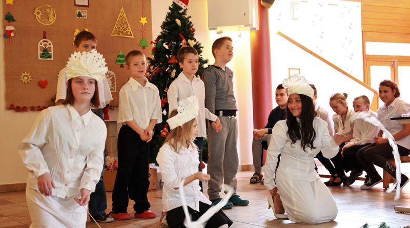 Karácsonyi műsor a Gazdag Erzsi iskolában. Fotó: Vida Tünde/Paksi Hírnök