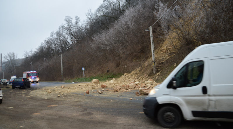A löszfal a hétfői omlás után fél órával. Fotó: Kövi Gergő/Paksi Hírnök