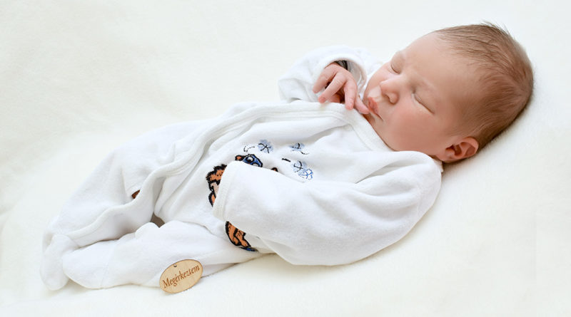 Szegi Mihály, az új esztendő első paksi babája. Forrás: családi archívum