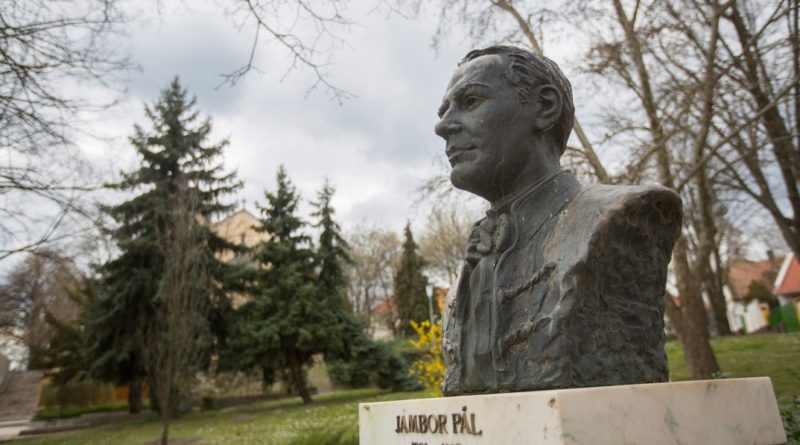 Jámbor Pál szobra. Fotó: Babai István/Paksi Polgármesterei Hivatal