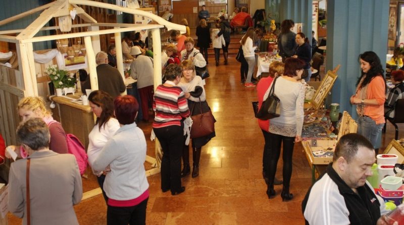 Kézműves termékek vására és játszóház is lesz az idei Pozitív napon is. Fotó: Molnár Gyula/Paksi Hírnök archív