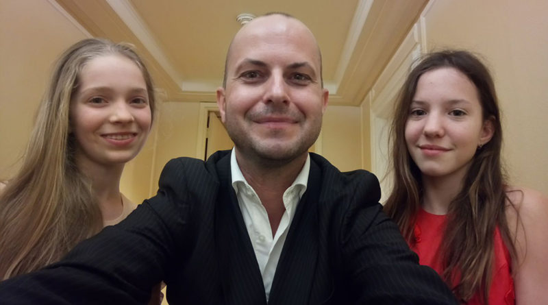 Gosztonyi Zsolt a Mindenki főszereplőivel. Forrás: Gosztonyi Zsolt/Facebook