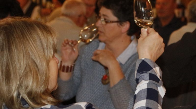Végzett borbírák, a borok készítői és kedvelői egyaránt értékelhetik a nevezett nedűket a rendhagyó borversenyen. Fotó: Molnár Gyula/Paksi Hírnök archív