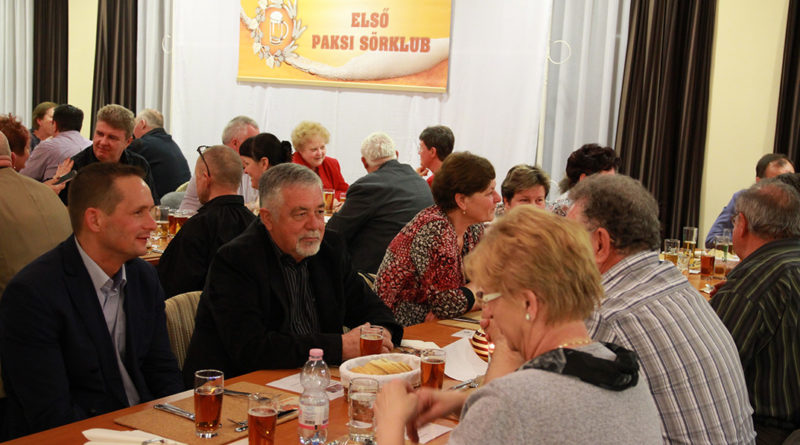 Boros vendégek a sörklubban. Fotó: Vida Tünde/Paksi Hírnök