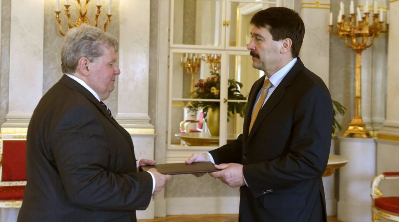 Áder János köztársasági elnök (j) tárca nélküli miniszterré nevezi ki Süli Jánost (b) május 2-i hatállyal április 26-án. Fotó: MTI/Bruzák Noémi