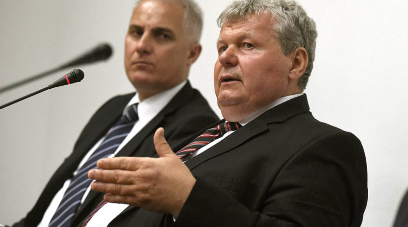 Süli János, a Paksi atomerőmű két új blokkjának tervezéséért, megépítéséért és üzembe helyezéséért felelős tárca nélküli miniszter sajtótájékoztatót tart az Igazságügyi Minisztériumban 2017. május 8-án. Mellette Mittler István, az MVM Paks II. Zrt kommunikációs igazgatója (b). MTI Fotó: Bruzák Noémi