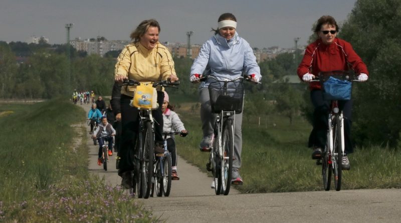 Közel nyolcszázan vettek részt a kerékpáros próbán, a Fuss, ússz, kerékpározz a gyermekedért! program 2017-es sorozatában. Fotó: Molnár Gyula/Paksi Hírnök