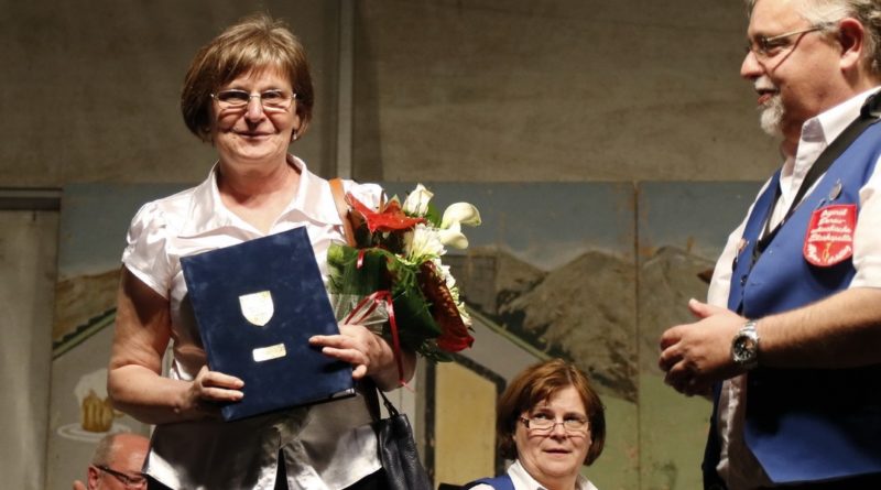 Jillingné Weisz Julianna vehette át a Paksi Német Nemzetiségi Önkormányzat Arany Rozmaring Díját az idei német nemzetiségi napon. Fotó: Molnár Gyula/Paksi Hírnök