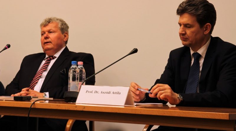 Süli János miniszter (b) és dr. Aszódi Attila államtitkár (j). Fotó: Vida Tünde/Paksi Hírnök archív