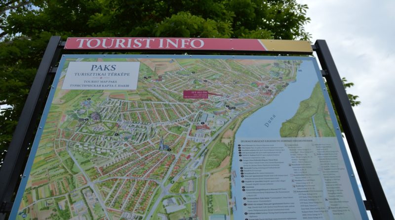 A város több pontján helyeztek ki új információs táblát. Fotó: Szaffenauer Ferenc/Paksi Hírnök