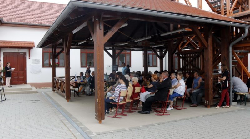 Az egykori cseresznyési iskola tanítói, és tanulói találkoztak. Fotó: Molnár Gyula/Paksi Hírnök