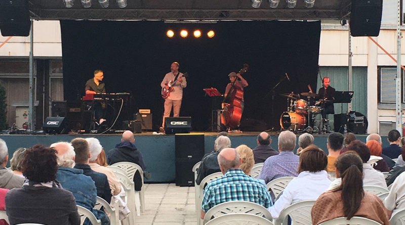 Jazzfesztivál a városháza előtt. Fotó: Vida Tünde/Paksi Hírnök