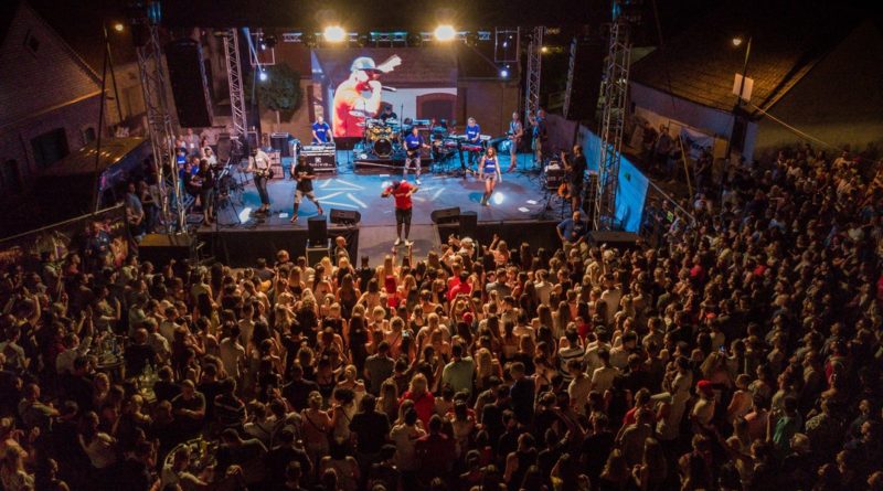 Többezres közönség a hétvégi fesztiválon. Fotó: Babai István