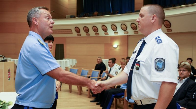 Torma László veszi át az elismerést. Fotó: ORFK