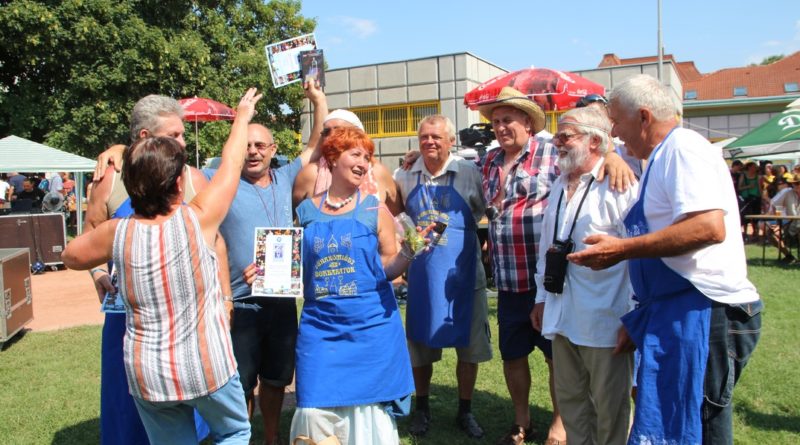 Díjak sorát ünnepelhették a Dunakömlődi Borbarátok. Fotó: Vida Tünde/Paksi Hírnök