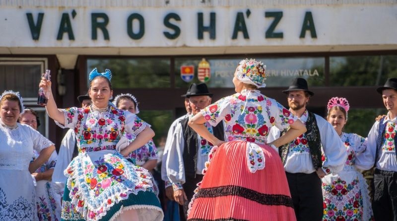 Kalocsai néptáncosok a paksi városháza előtt. Fotó: Babai István