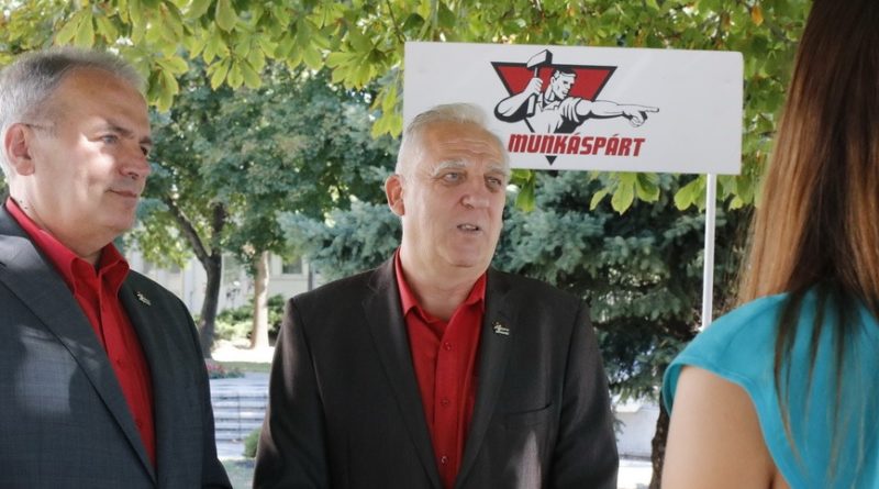 Thürmer Gyula a Magyar Munkáspárt elnöke (b) és Kerezsi László a párt polgármesterjelöltje (j). Fotó: Molnár Gyula/Paksi Hírnök