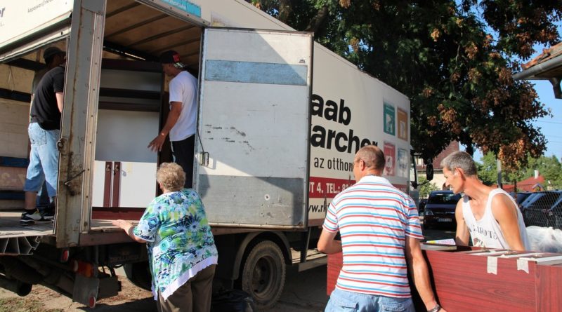 Bútorokat is küldtek a nélkülöző családoknak. Fotó: Vida Tünde