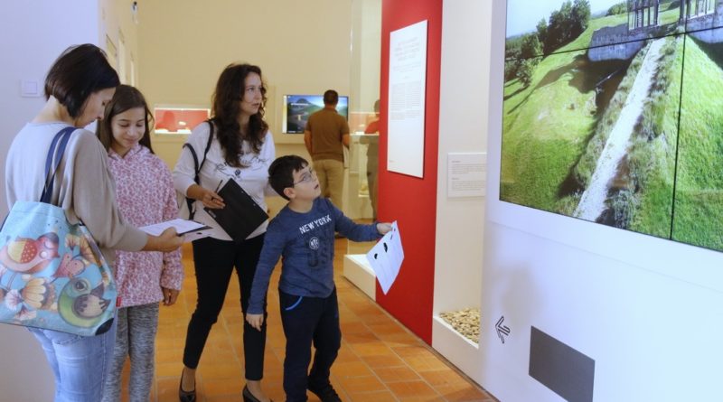 Egy esztendővel ezelőtt nyitották meg a Paksi Metszet kiállítást. Fotó: Molnár Gyula/Paksi Hírnök