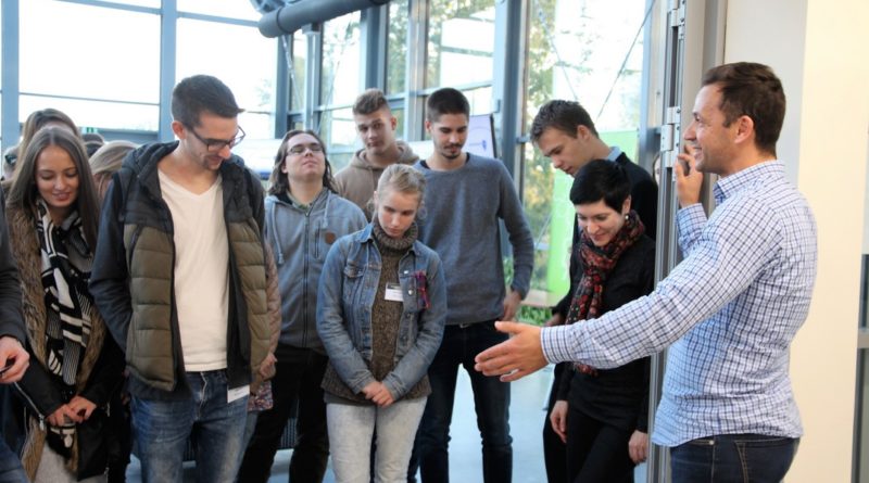 Építészhallgatók a Forráspont Energiaházban. Fotó: Vida Tünde