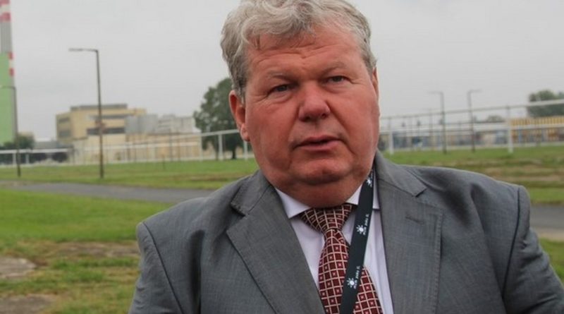 Süli János az új blokkok számára kijelölt területen. Fotó: Vida Tünde