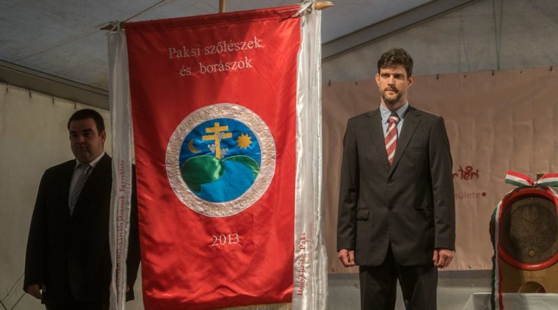 Újboráldás a Sárgödör téren. Fotó: Babai István/Paksi Polgármesteri Hivatal