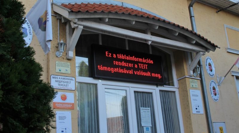 Interaktív tábla a géderlaki polgármesteri hivatal épületén. Fotó: Vida Tünde/Paksi Hírnök