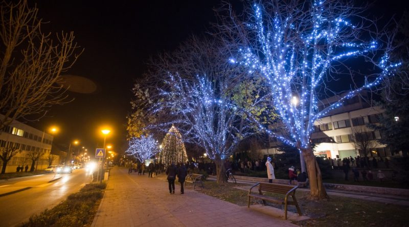Az adventi udvar megnyitásakor az egész városban felgyúlnak az ünnep fényei. Fotó: Babai István/Paksi Polgármesteri Hivatal archív