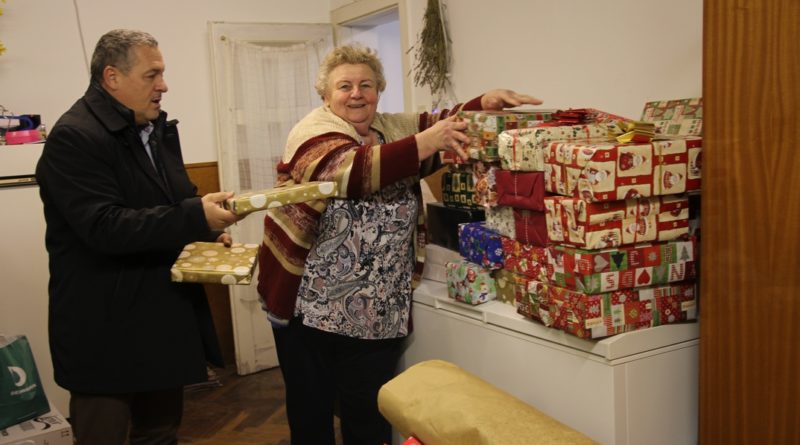 A Segítők háza osztja ki az ajándékok egy részét. Fotó: Vida Tünde