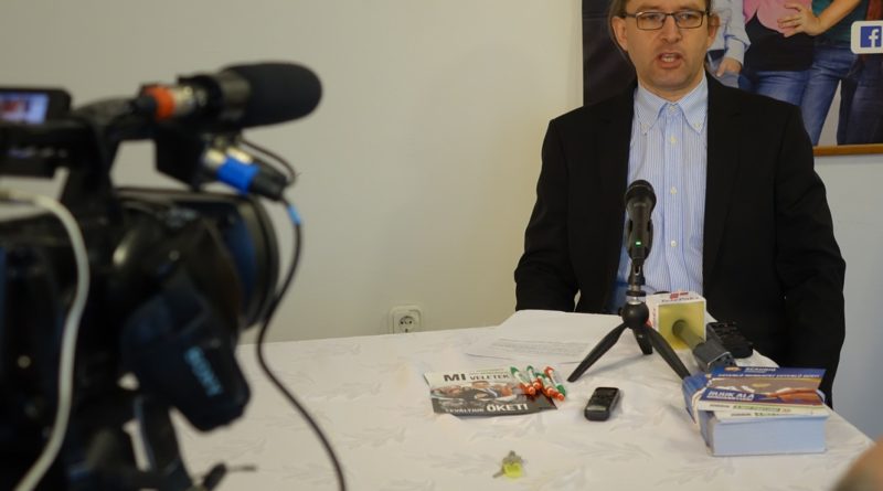 Bencze János a Jobbik paksi irodájában tartott tájékoztatón. Fotó: Vida Tünde