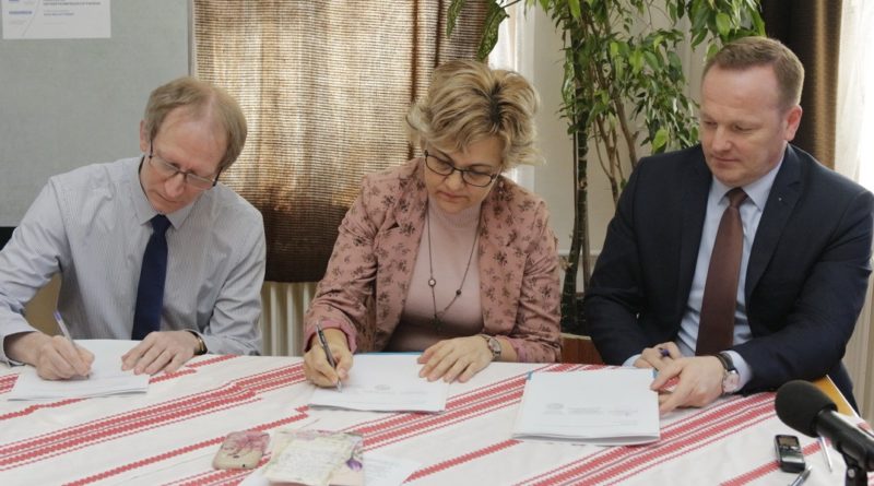 Az együttműködési megállapodás aláírásának pillanata. Fotó: Molnár Gyula/Paksi Hírnök