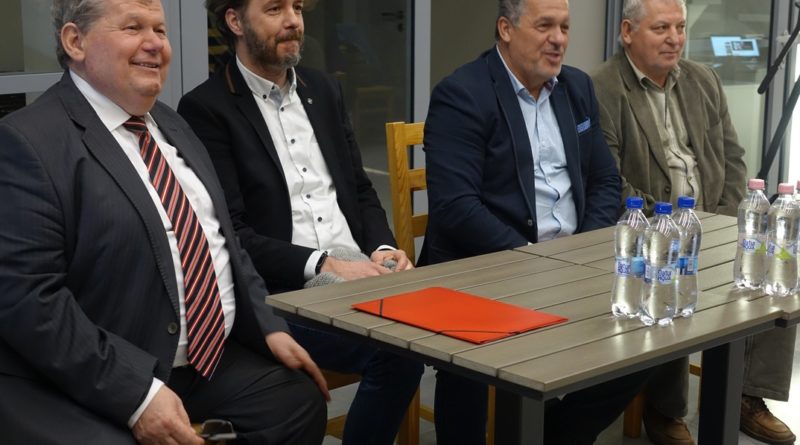 Süli János az őt jelölő pártok képviselőivel. Fotó: Vida Tünde