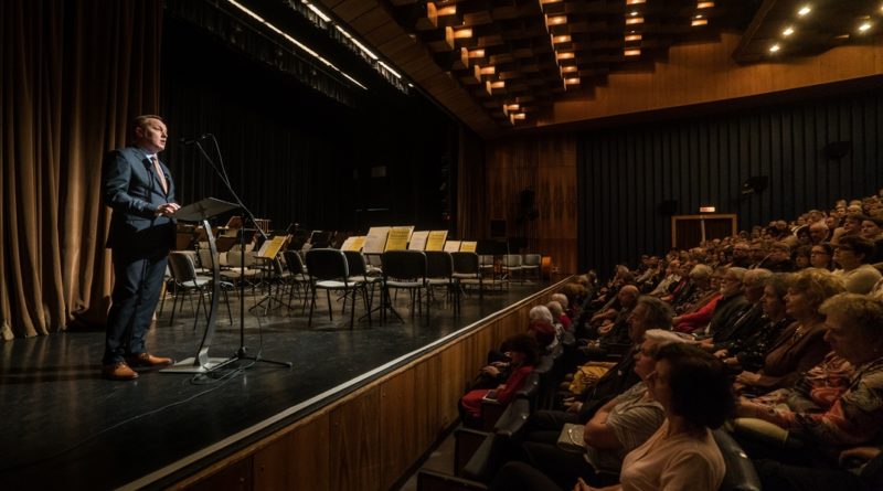 Szabó Péter polgármester évértékelő beszédet tartott a Csengey kulturális központban. Fotó: Babai István/Paksi Polgármesteri Hivatal