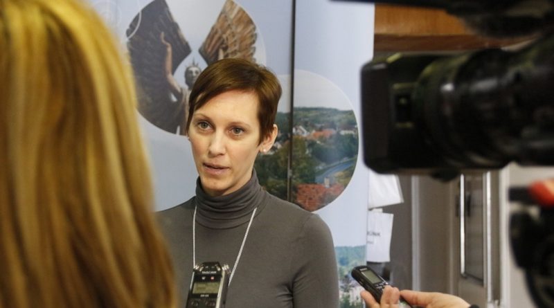 Czink Dóra a pályázatról tájékoztat. Fotó: Molnár Gyula/Paksi Hírnök