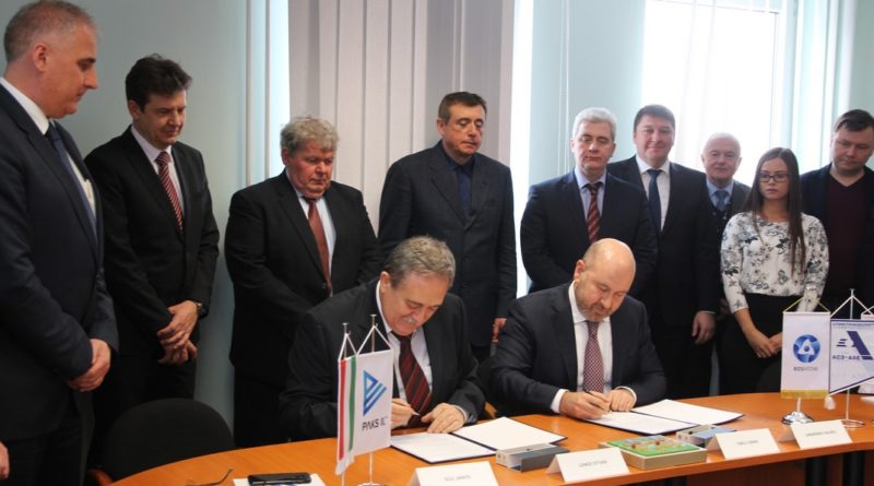 A területátadásról szóló dokumentum aláírása. Fotó : Vida Tünde/MTI