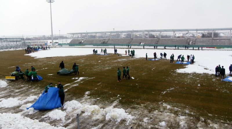 A klub sportolói, dolgozói és a szurkolók is hólapátot ragadtak. Fotó: Molnár Gyula/Paksi Hírnök