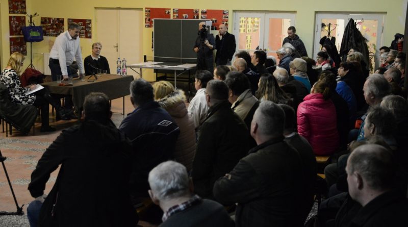 Közel hetvenen vettek részt a Gyapán rendezett lakossági fórumon. Fotó: Szaffenauer Ferenc/Paksi hírnök