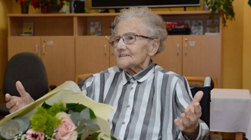Kasza Istvánnét 90. születésnapja alkalmából köszöntötték. Fotó: Szaffenauer Ferenc/Paksi Hírnök