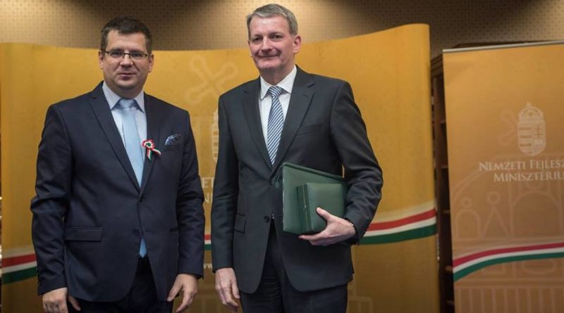 Elter József a díjat átadó miniszter, Seszták Miklós társaságában. Fotó: NFM