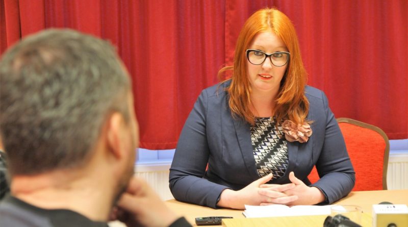 Heringes Anita az MSZP paksi irodájában tartott sajtótájékoztatót. Fotó: Vida Tünde