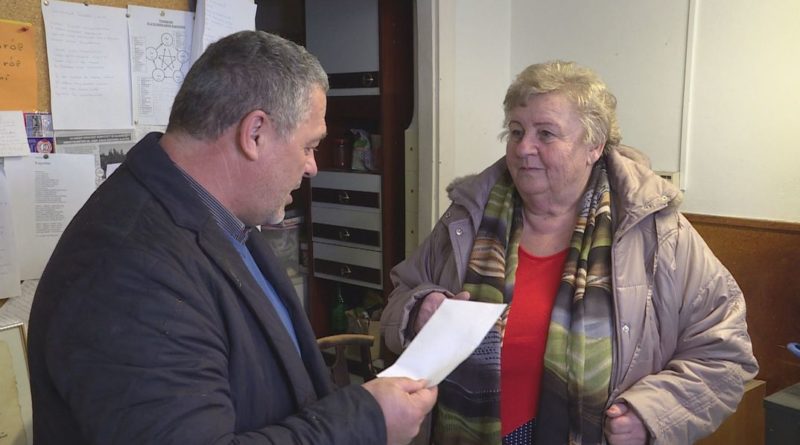 Kovács Sándor alpolgármester személyesen adta át felajánlását a Segítők házában és a Katolikus Karitász paksi szervezeténél. Fotó: TelePaks