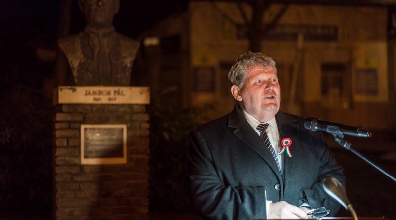 Süli János mondott beszédet Jámbor Pál szobránál. Fotó: Babai István