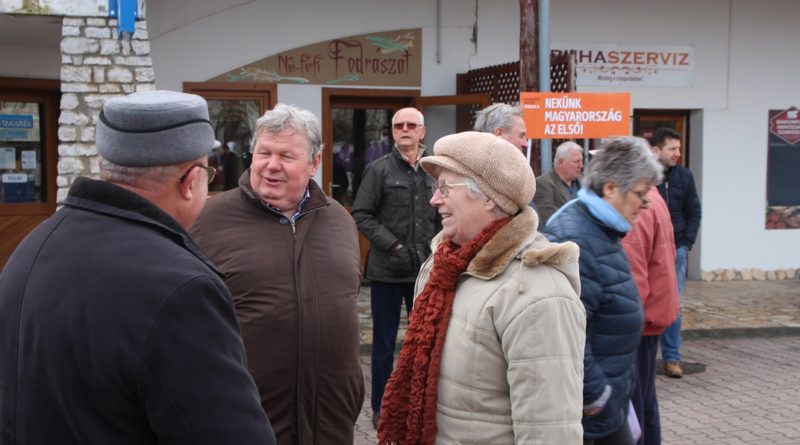 Süli János a paksi piacon. Fotó: Vida Tünde
