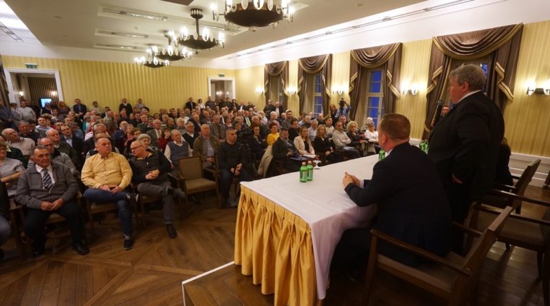 Süli János országgyűlési képviselő Pakson tartott lakossági fórumot. Fotó: Babai István