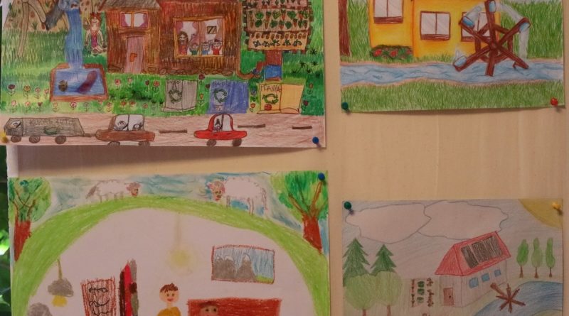 Ízelítő a pályázatra beérkezett rajzokból. Fotó: Molnár Gyula/Paksi Hírnök