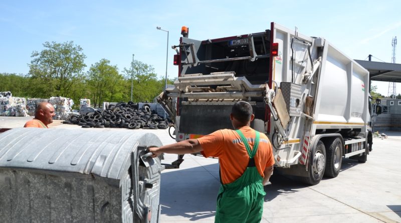 Folyik a munka a paksi szeméttelepen. Fotó: Vida Tünde