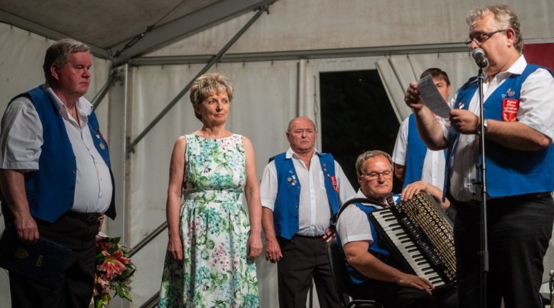 Gosztola Erzsébet az Arany Rozmaring Díjat Féhr Györgytől, a Paksi Német Nemzetiségi Önkormányzat elnökétől vette át. Fotó: Babai István